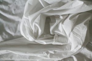 Cama con sábanas blancas — chinches en Madrid