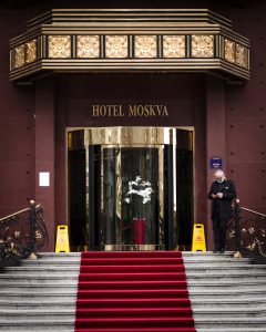 Entrada de hotel con plan de control de Legionella en Madrid