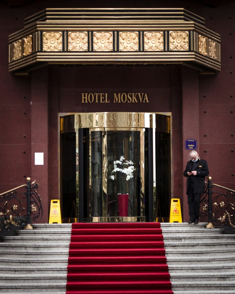 Entrada de hotel con plan de control de Legionella en Madrid